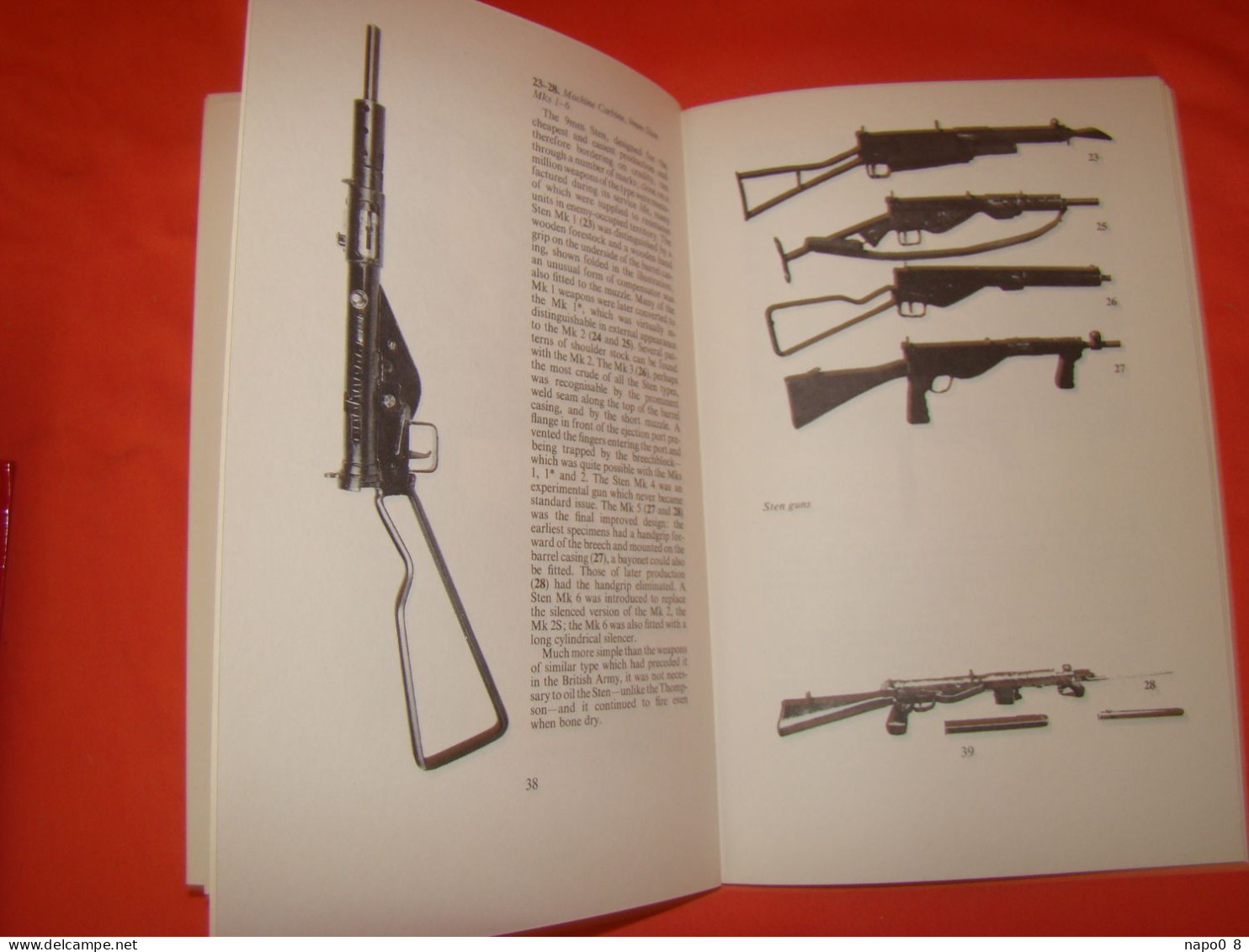 British And American  Infantry Weapons Of World War 2 " AJ Barker " - Englisch