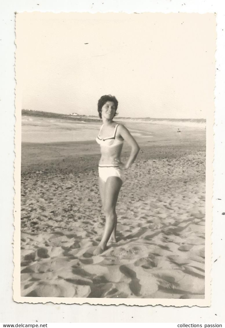 Photographie, Pin Up,  Plage, 1963, 130 X 90 Mm, Maillot De Bain - Pin-ups