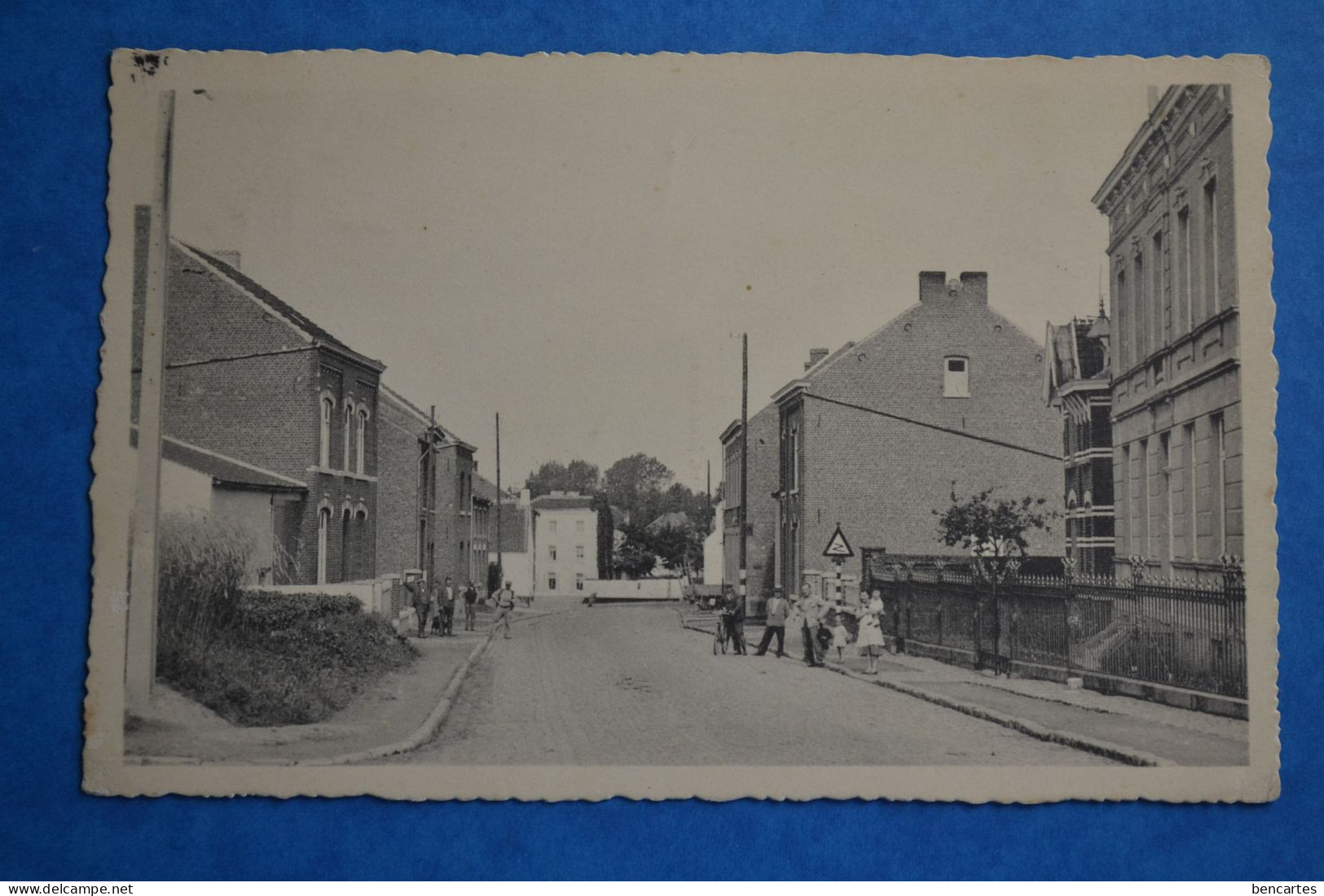 Op-Heylissem 1940: Chaussée De Hannut Et Place Communale Animée - Helecine