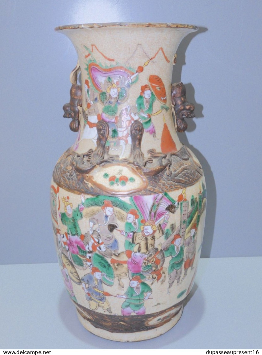 - ANCIEN VASE CHINE NANKIN Décor De Scènes De COMBATS Collection Déco ASIE    E - Otros & Sin Clasificación