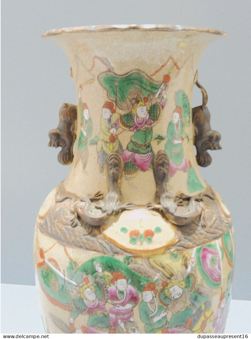 - ANCIEN VASE CHINE NANKIN décor de scènes de COMBATS collection déco ASIE    E