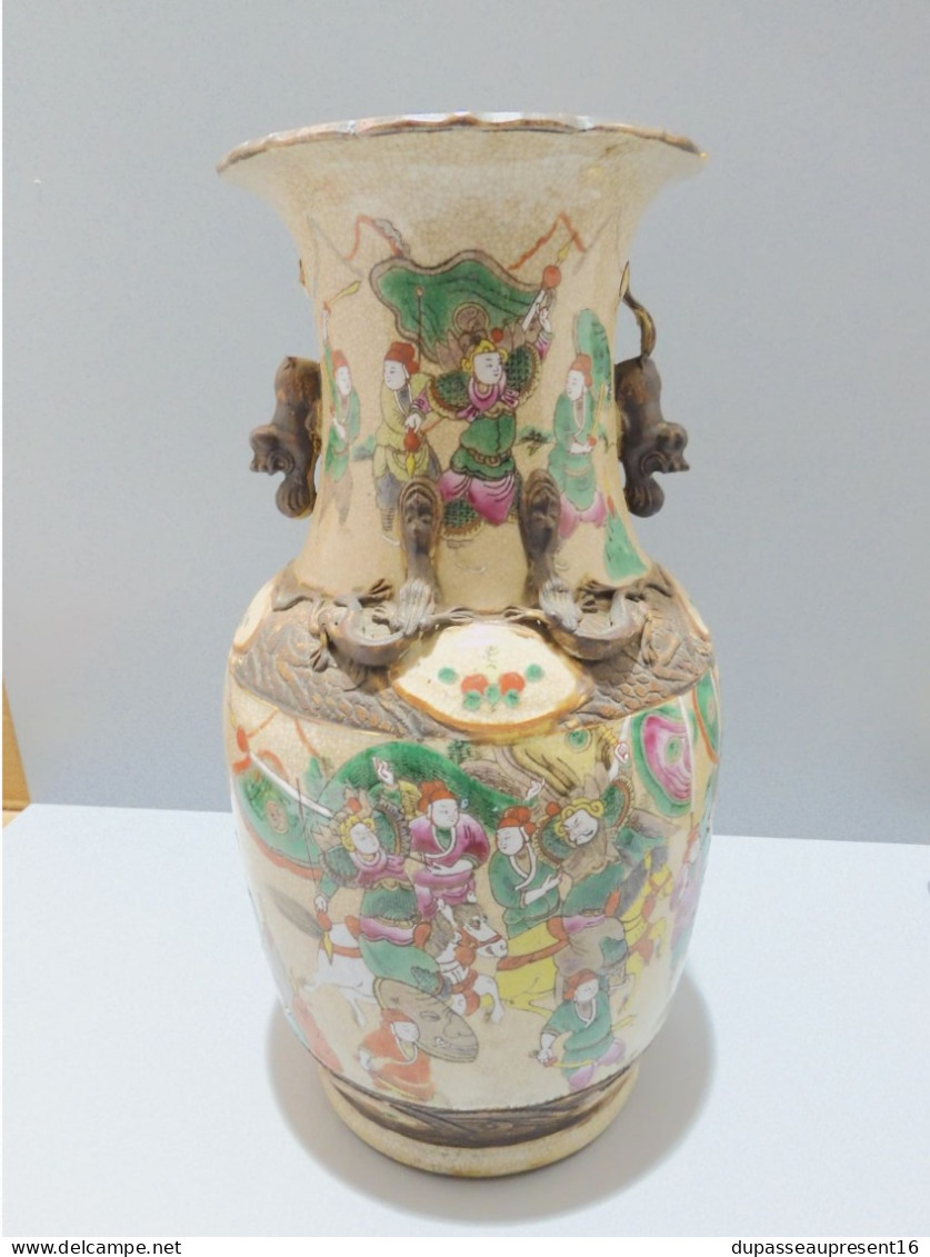 - ANCIEN VASE CHINE NANKIN décor de scènes de COMBATS collection déco ASIE    E