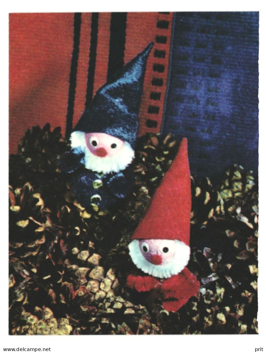 Elves, Gnomes, Fir Cones Happy New Year! 1977 Unused Small 7x9cm Vintage Postcard. Publisher Eesti Raamat, Estonia - Estonie