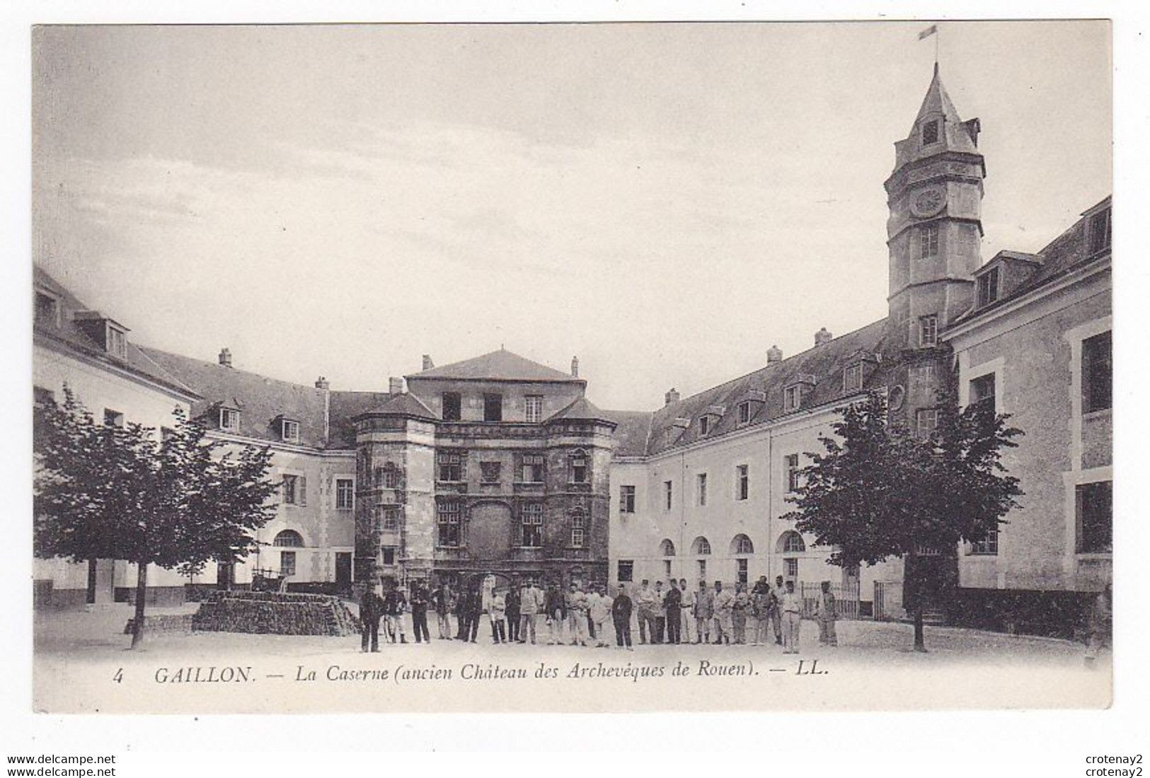 27 GAILLON Vers Aubevoye N°4 Nombreux Soldats Devant La Caserne Ancien Château Des Archevêques De Rouen VOIR DOS - Aubevoye