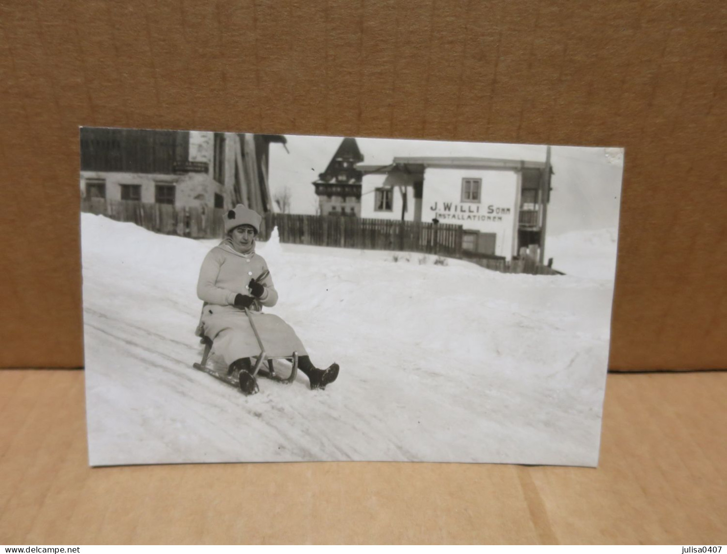 SUISSE Carte Photo Femme Sur Une Luge J WILLI SONN Installationen Beau Plan à Localiser - Au