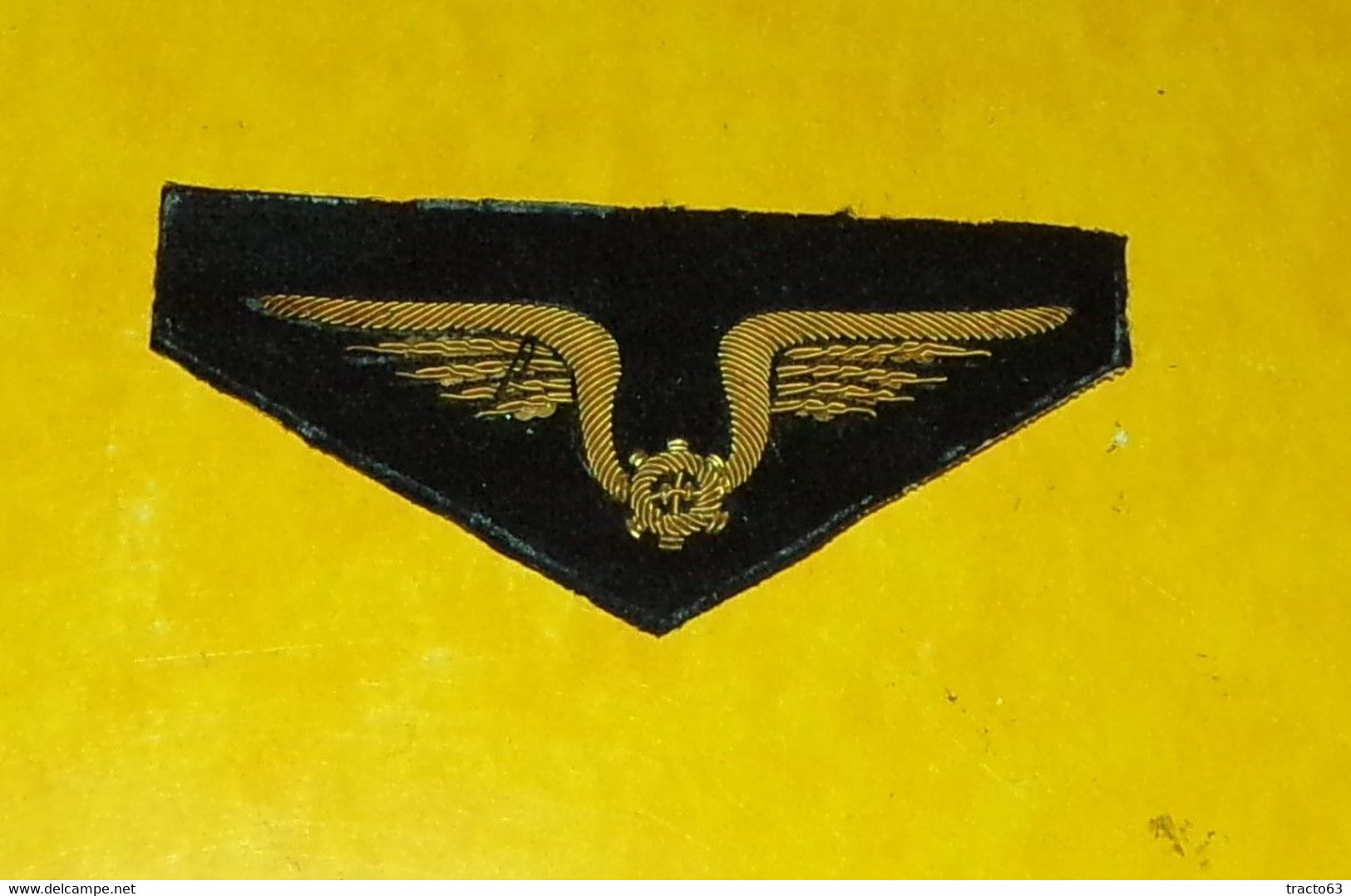 INSIGNE TISSU : PERSONNEL NON NAVIGANT SPECIALISTE  DE L'ARMEE DE L'AIR   , MODELE ANCIEN  , BON ETAT VOIR PHOTO . POUR - Ecussons Tissu