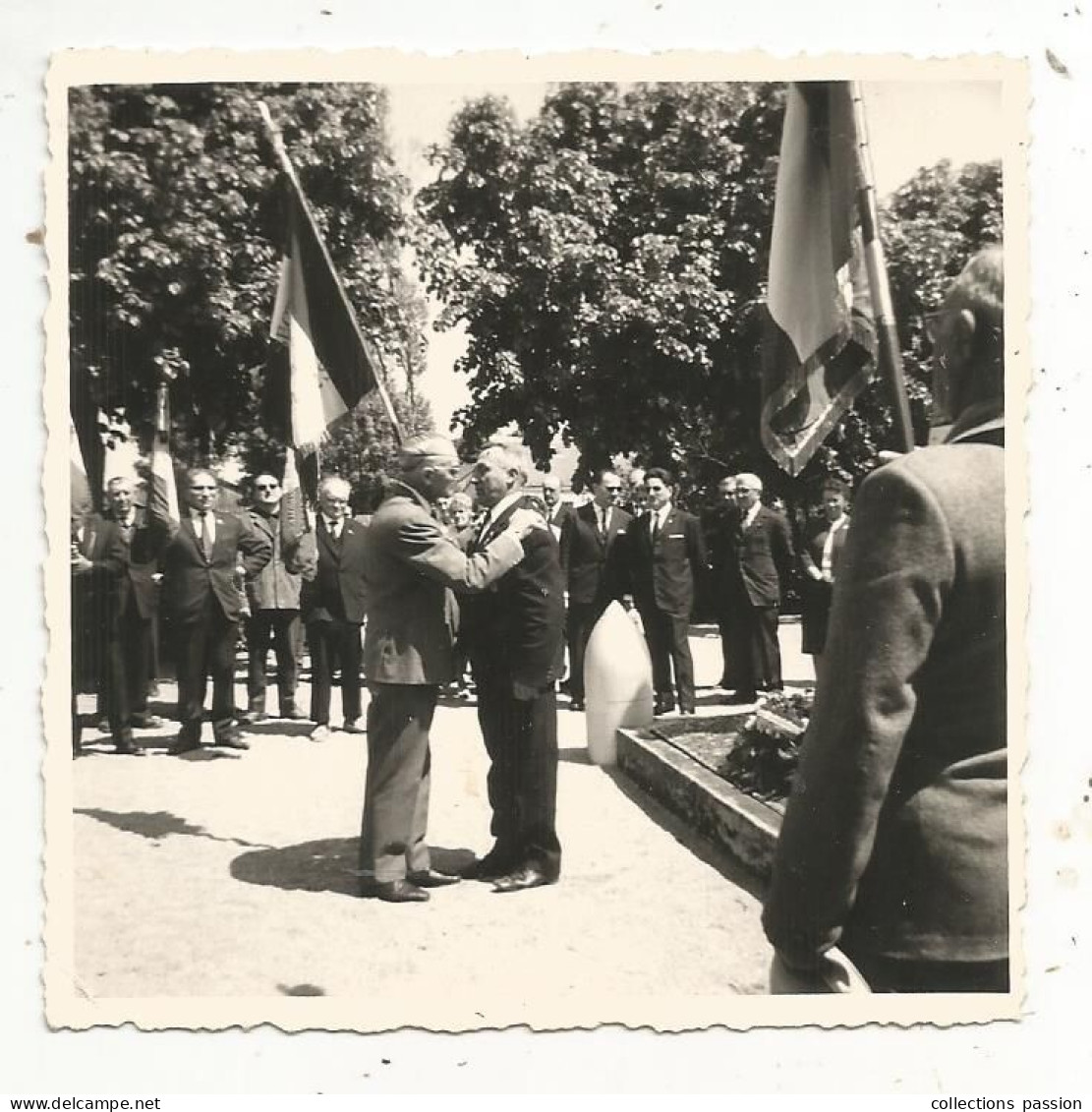 Photographie, Militaria, Drapeaux, Remise De La Légion D'Honneur, 1966, Bléré, Indre Et Loire, 85 X 85 Mm - Guerre, Militaire