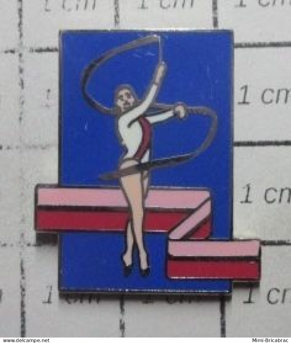 918B Pin's Pins / Beau Et Rare / SPORTS / GYMNASTIQUE RYTHMIQUE ET SPORTIVE GRS RUBAN - Gymnastiek