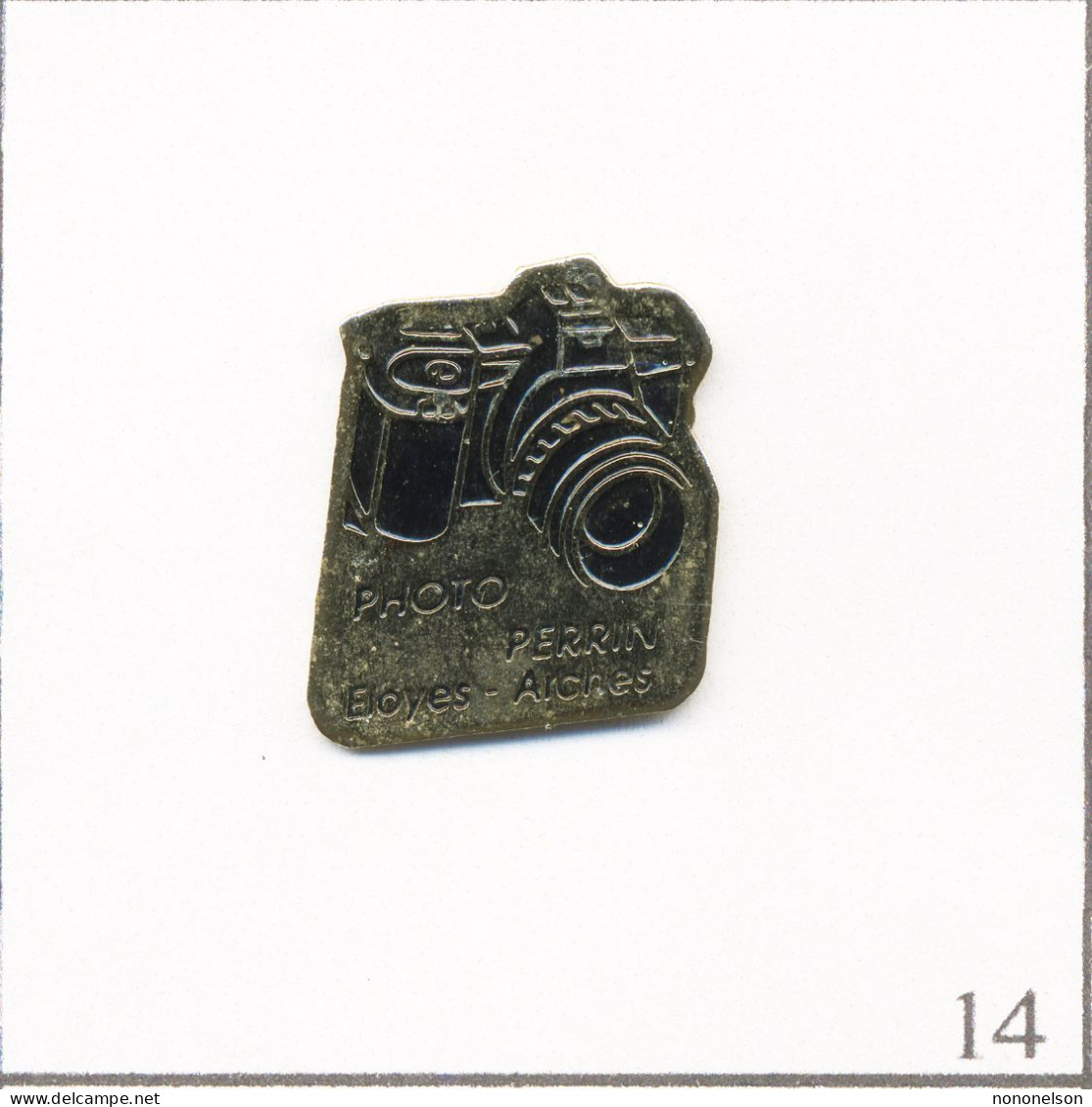 Pin's Photographie - Magasin / Photo Perrin à Eloyes & Arches (88). Estampillé PubliNancy. Métal Peint. T667-14 - Fotografie