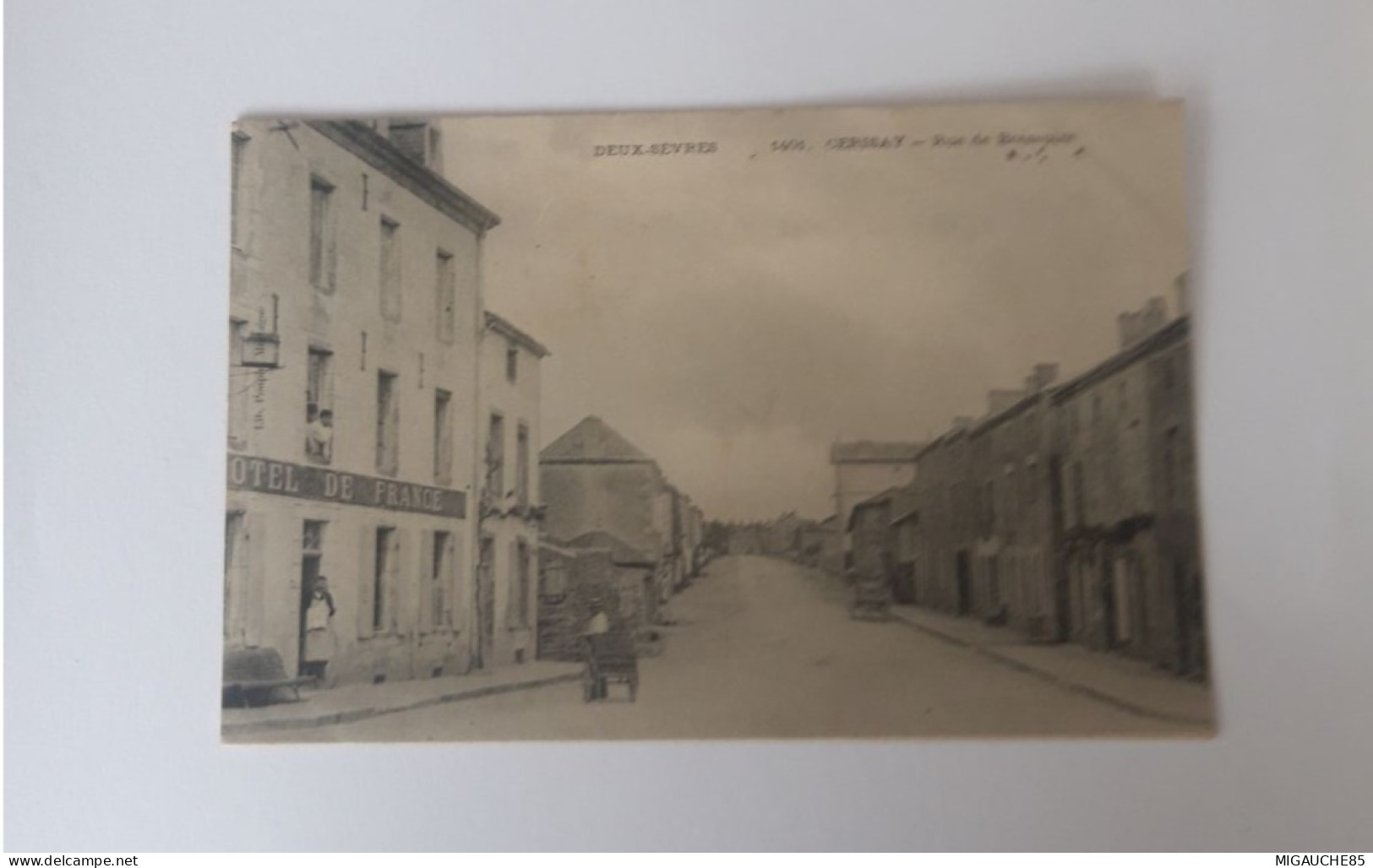 Carte  Postale   N 1401   CERISAY   Rue  De Bressuire - Cerizay