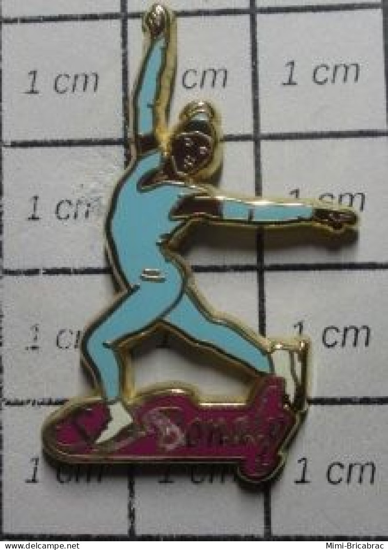 513H Pin's Pins / Beau Et Rare / SPORTS / PATINAGE ARTISTIQUE SURYA BONALY Tenue De Schtroumfette STARPIN'S - Pattinaggio Artistico