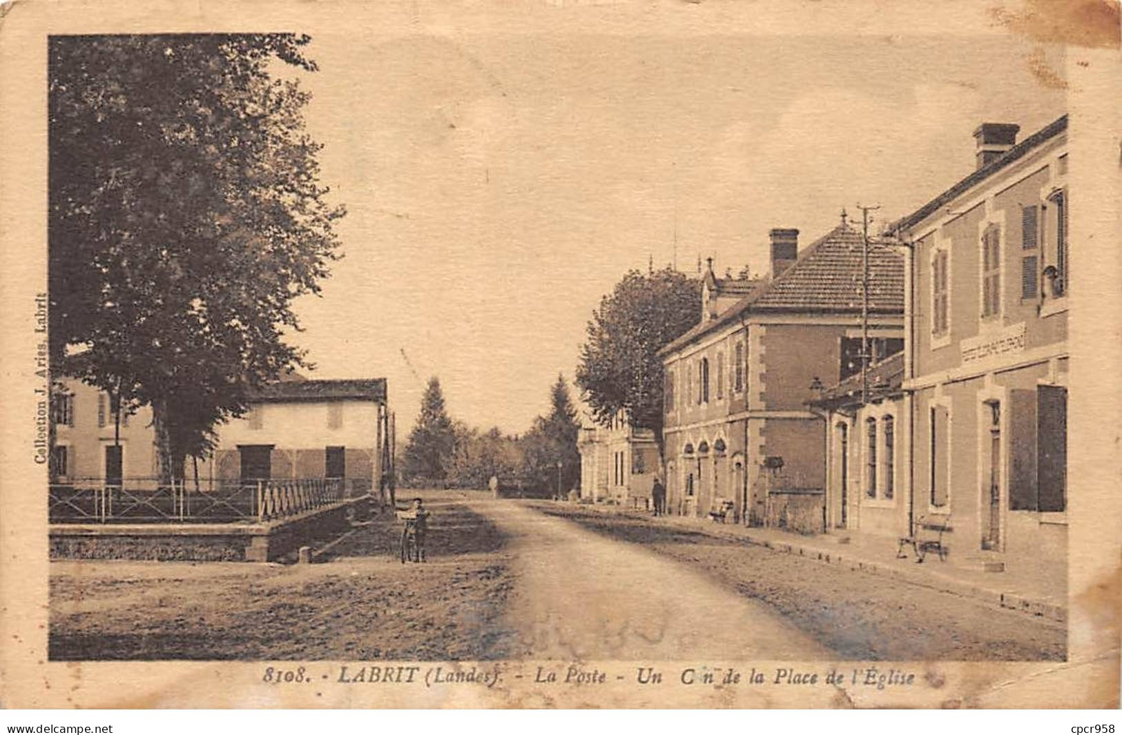 40 - LABRIT - SAN43510 - La Poste - Un Coin De La Place De L'Eglise - Labrit