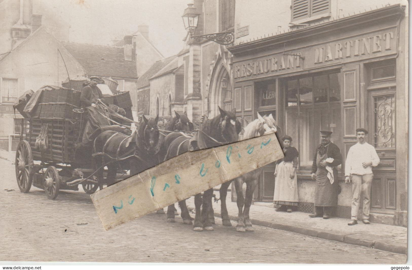 ARPAJON - Un Bel Attelage Devant Le Restaurant Martinet  , Près De L'Eglise  ( Carte Photo ) - Arpajon