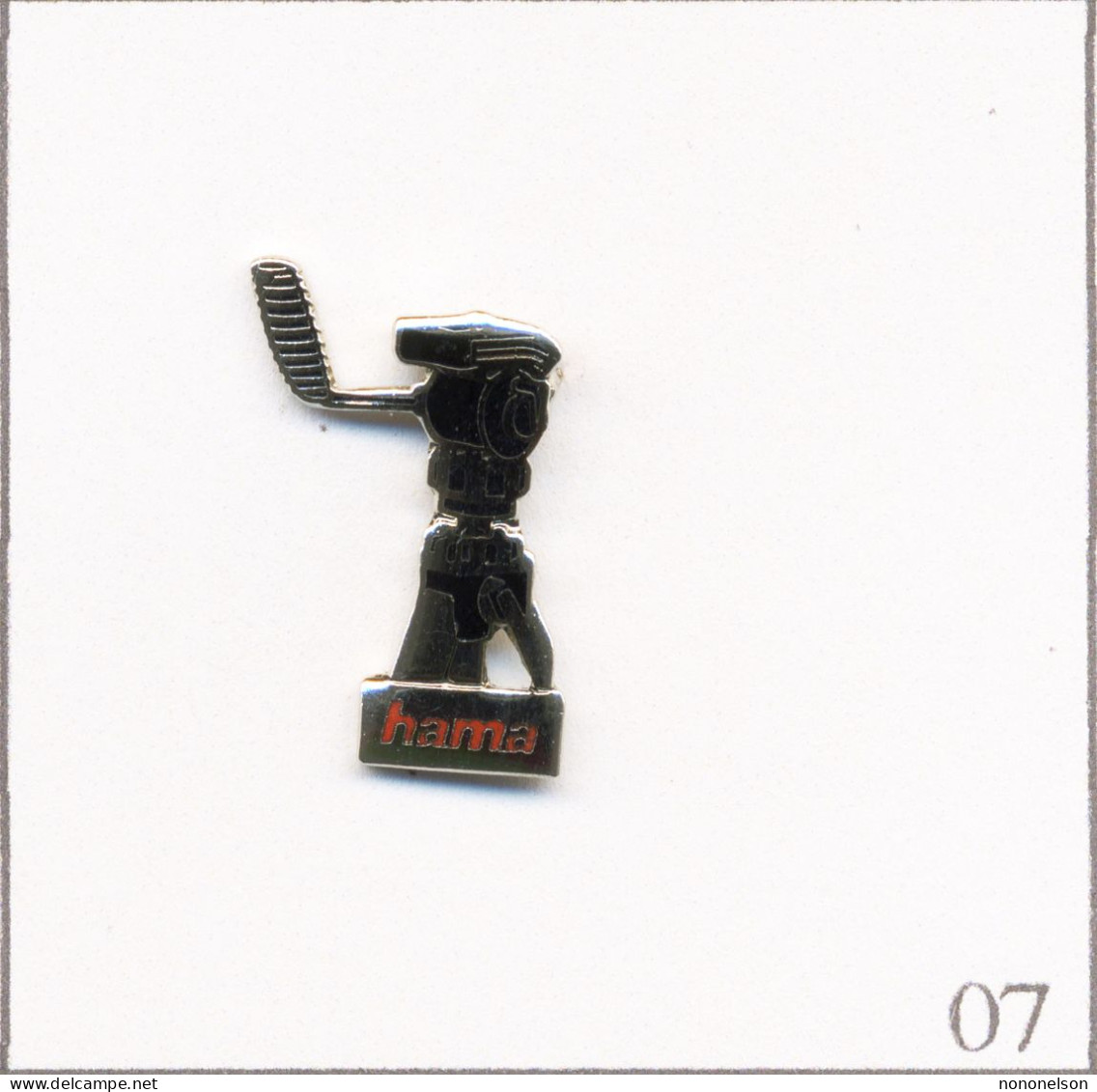 Pin's Photographie - Accessoires Hama / Pied Photo. Estampillé Mansa. EGF. T681-07 - Photographie