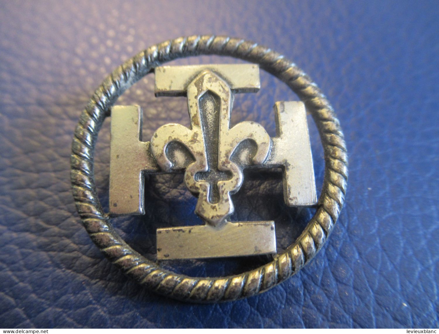 Petit Insigne De Béret / SCOUTISME / Croix Scoute Avec Fleur De Lys Et Glaive / CANADA ? / Fin XXéme    IB63 - Padvinderij