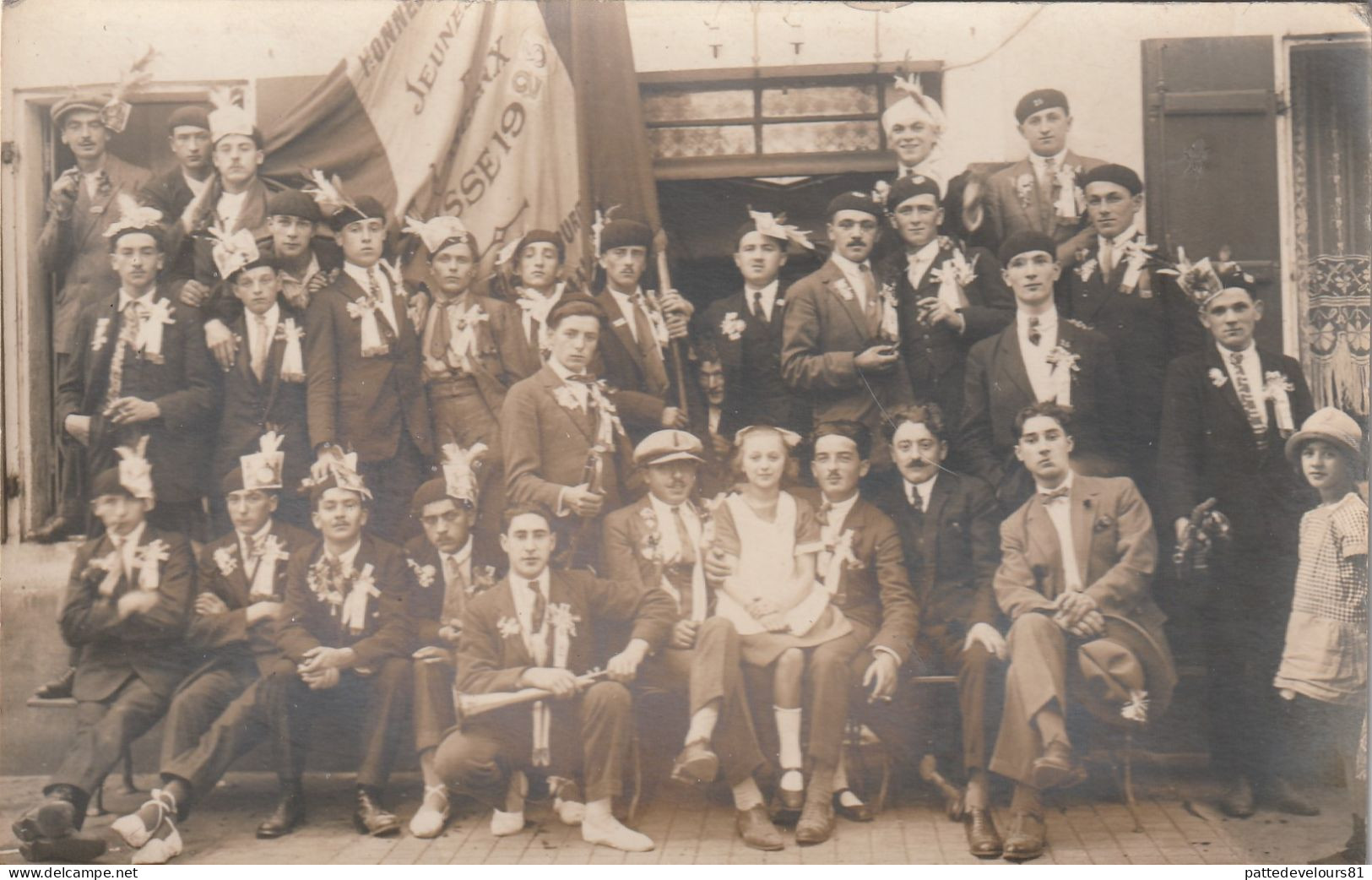 CPA-PHOTO Carte Photo (40) MORCENX Groupe De Personnages Drapeau Honneur Aux Jeunes Classe 1925 - Morcenx