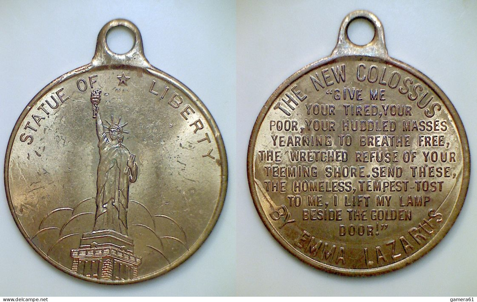 01241 OLD MEDAL PENDANT SOUVENIR STATUE OF LIBERTY THE NEW COLOSSUS EMMA LAZARUS - Otros & Sin Clasificación