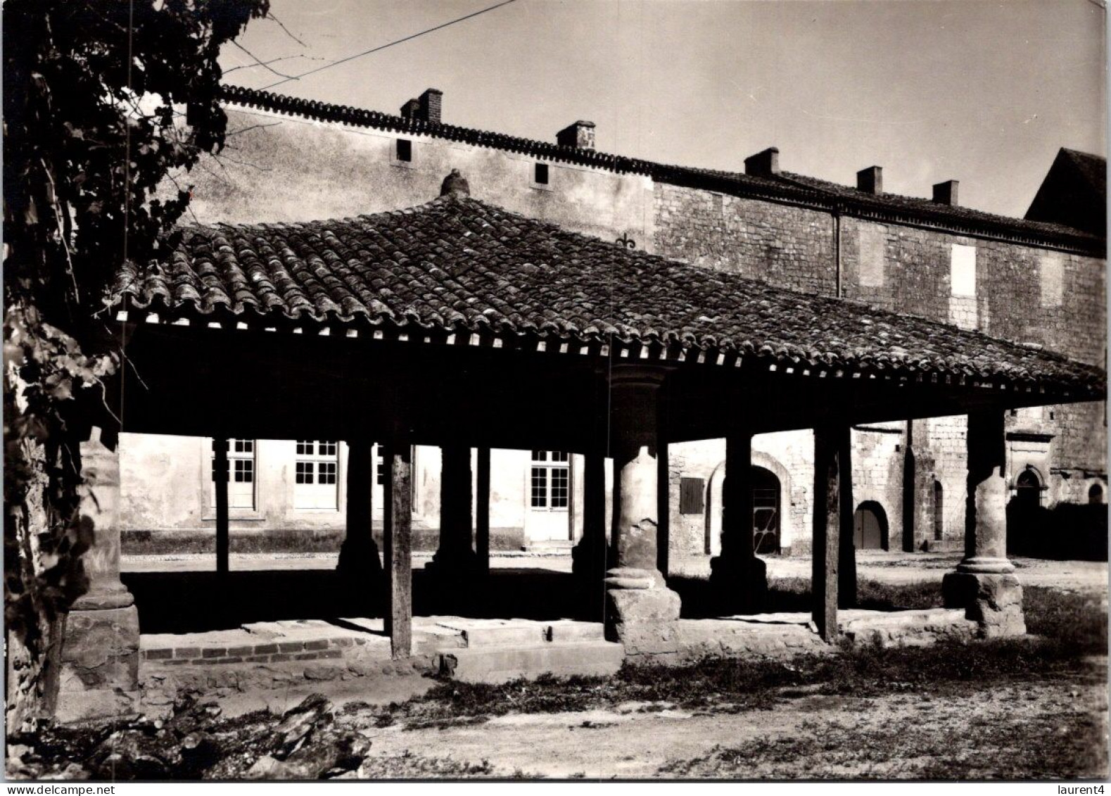 13-11-2023 (2 V 6) France - B/w - Halles De Cadouin - Plazas De Mercados