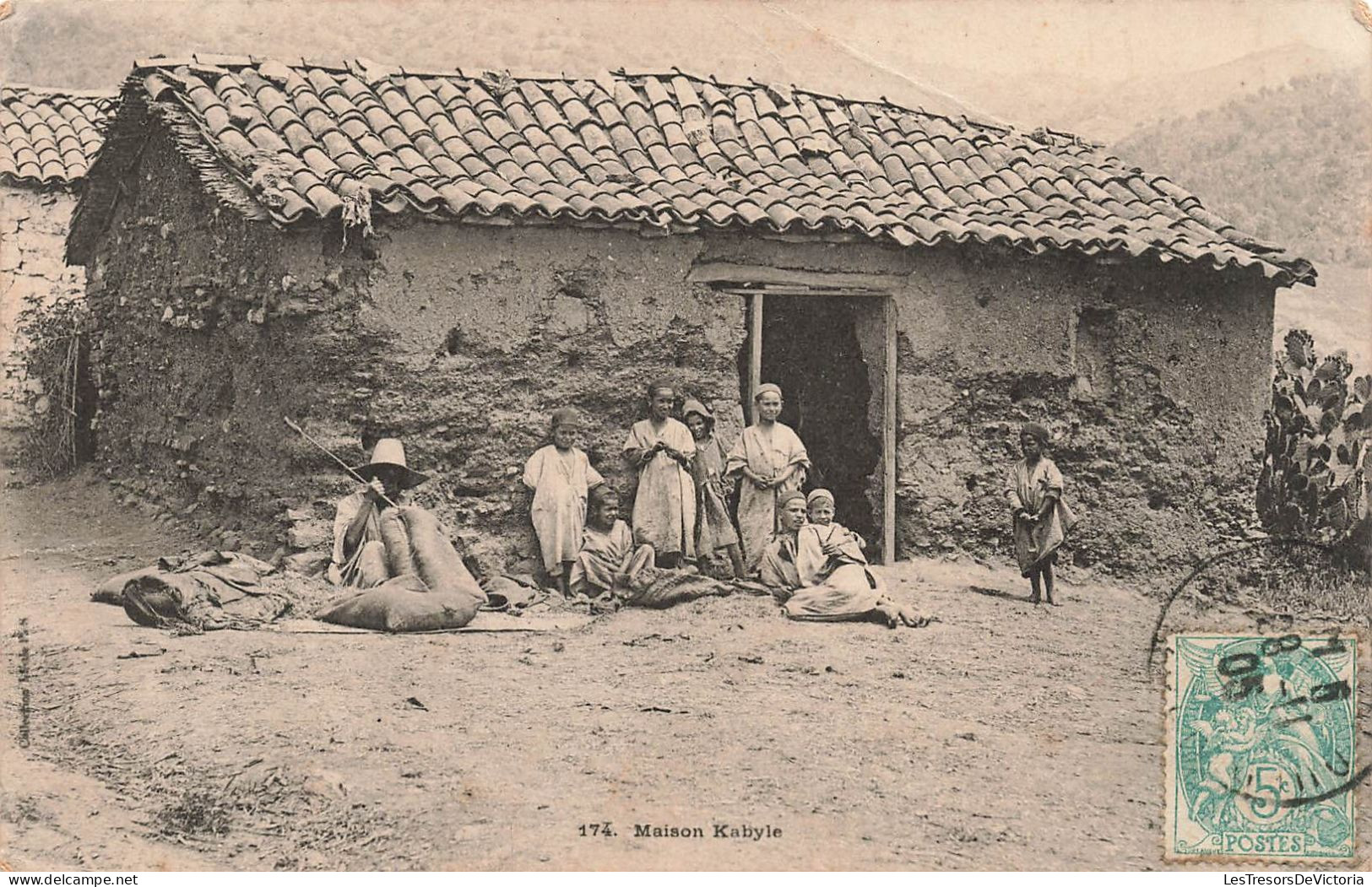 ETHNIQUES ET CULTURES - Une Famille Nombreuse Devant Une Maison Kabyle - Carte Postale Ancienne - Afrika