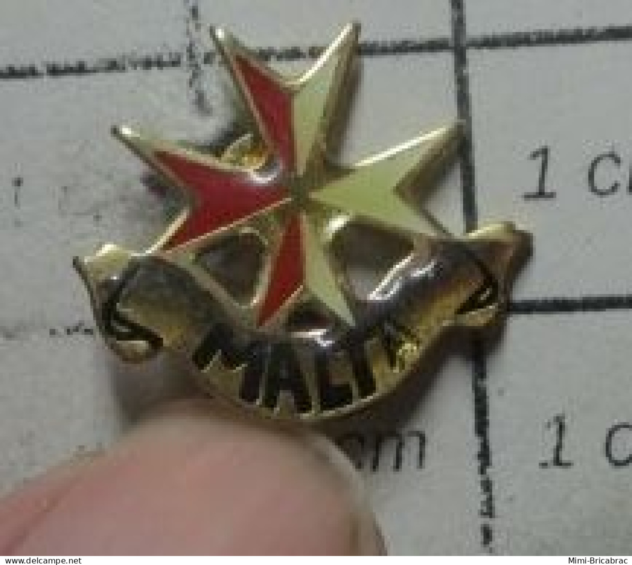 918B Pin's Pins / Beau Et Rare / VILLES / CROIX DE MALTE MALTA BLASON ECUSSON ARMOIRIES - Pétanque