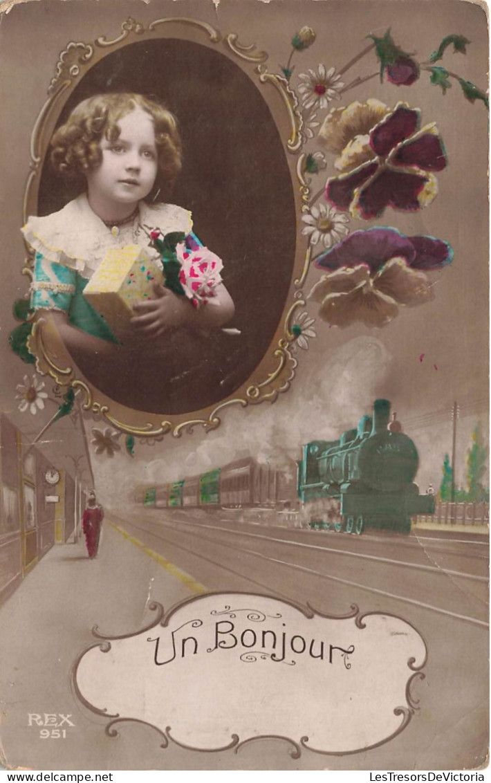 ENFANT - Un Bonjour - Locomotive - Gare - Fille Dans Un Cadre - Colorisé - Carte Postale Ancienne - Otros & Sin Clasificación