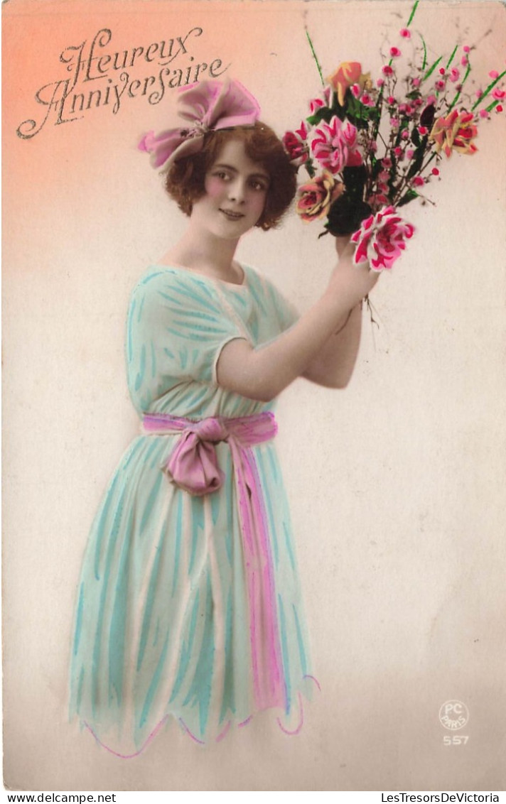 FÊTES ET VOEUX - Heureux Anniversaire - Une Fillette En Robe Bleue Des Fleurs à La Main - Carte Postale Ancienne - Geburtstag