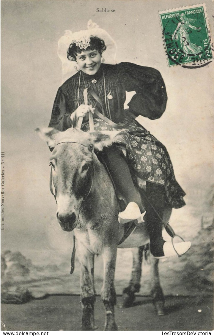 FOLKLORE - Costumes - Une Sablaise  Sur Un âne - Carte Postale Ancienne - Kostums