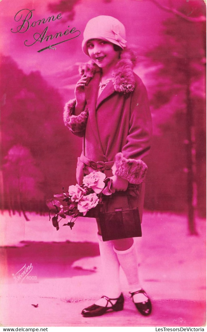 FÊTES ET VOEUX - Bonne Année - Une Petite Fille En Hiver Des Fleurs - Manteau - Colorisé - Carte Postale Ancienne - Año Nuevo