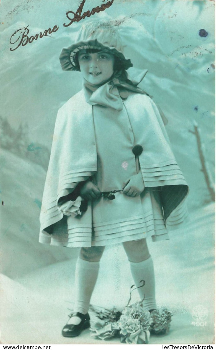 FÊTES ET VOEUX - Bonne Année - Une Petite Fille En Hiver Des Fleurs - Cape - Colorisé - Carte Postale Ancienne - Año Nuevo