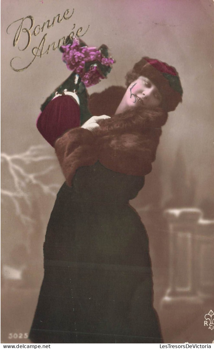 FÊTES ET VOEUX - Bonne Année - Femme En Manteau De Fourrures - Cape - Colorisé - Carte Postale Ancienne - Año Nuevo