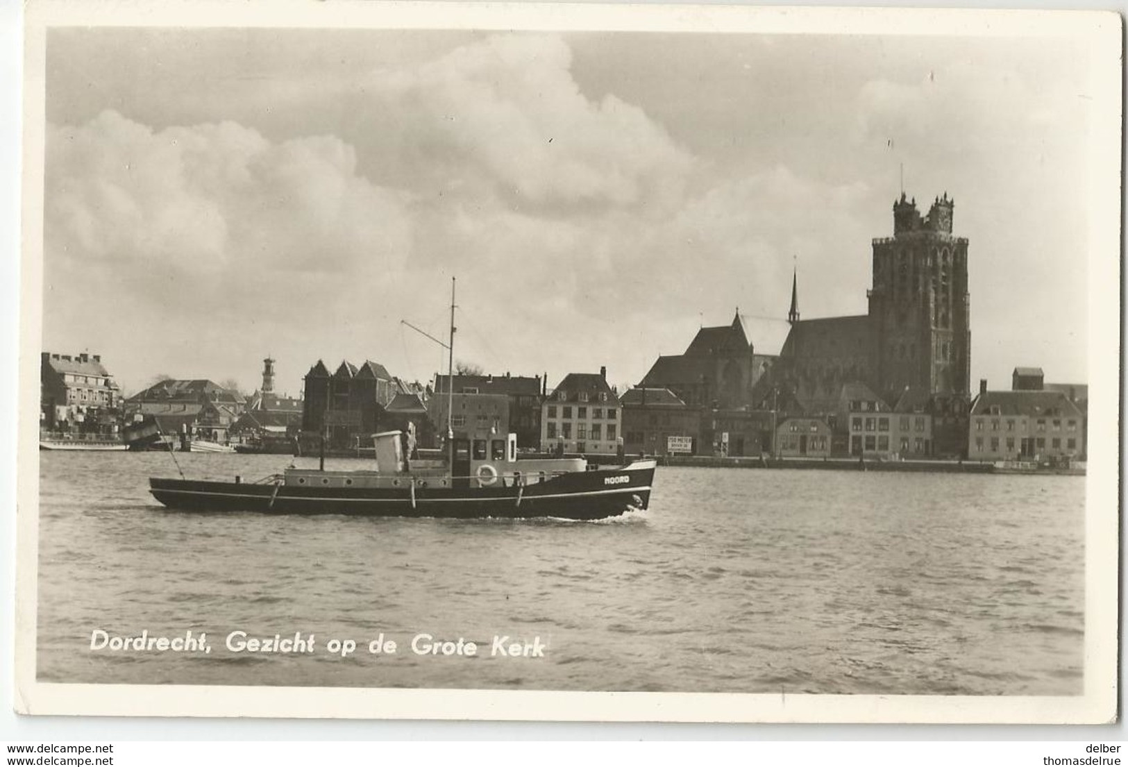 9Dp-793: DORDRECHT, Gezicht Op De Grote Kerk + Boot: NOORD.. Zegzl Is Beschadigd... - Dordrecht