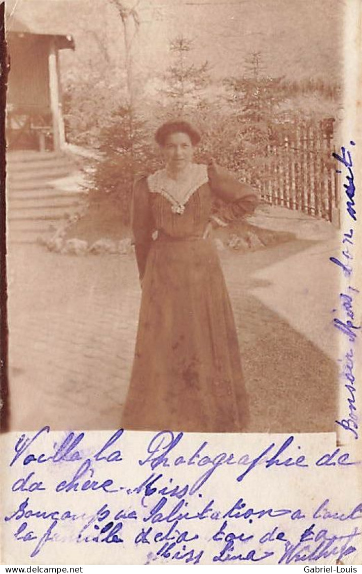 Carte Photo Cachet Bière Jeune Femme Dans Le Jardin - Bière