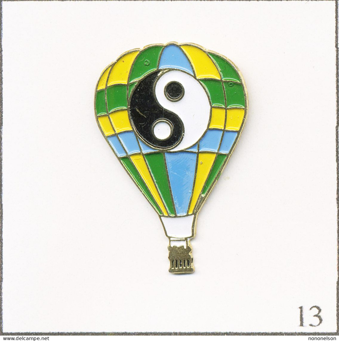 Pin's Transport - Ballon Dirigeable Yin-Yang. Non Estampillé. Métal Peint.. T701-13 - Mongolfiere