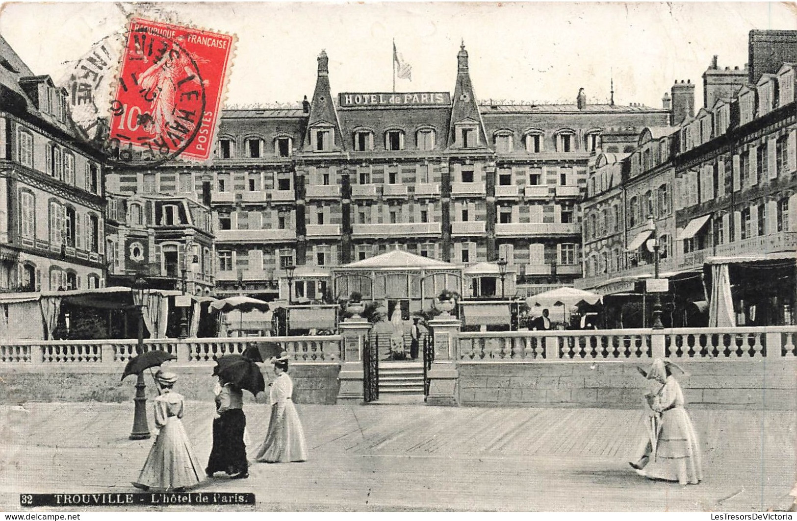 FRANCE - Trouville - L'Hôtel De Paris - Animé - Femmes Avec Des Ombrelles - Carte Postale Ancienne - Trouville