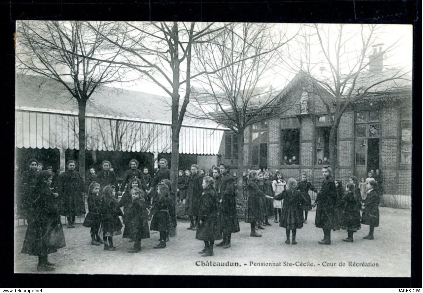 28 CHATEAUDUN - 3 CPA - Pensionnat Saint Cécilé , Un Coin De La Cours / En Récréation / Cour De Récréation - TTB - Chateaudun