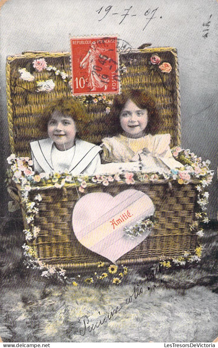 ENFANT - Deux Petites Filles Dans Un Panier En Osier - Amitié - Carte Postale Ancienne - Children And Family Groups