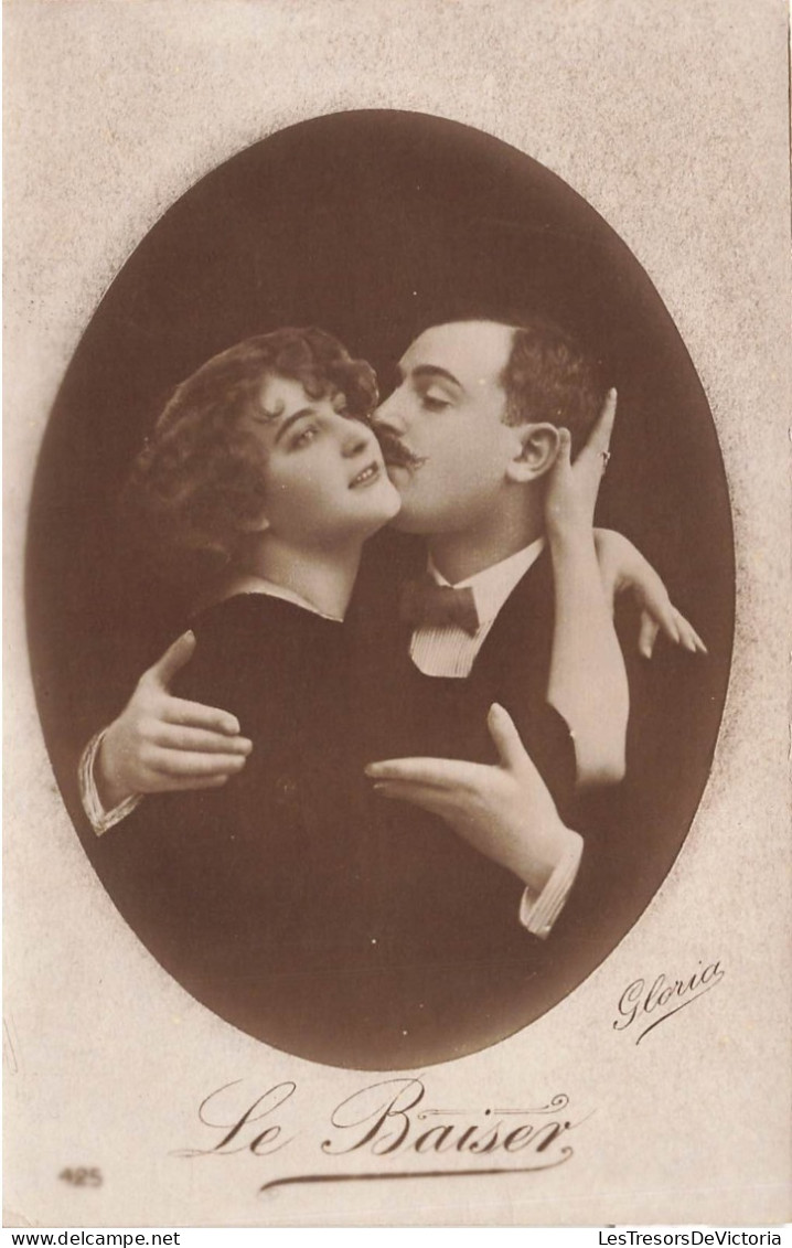 COUPLES - Le Baiser - Couple S'embrassant - Carte Postale Ancienne - Paare