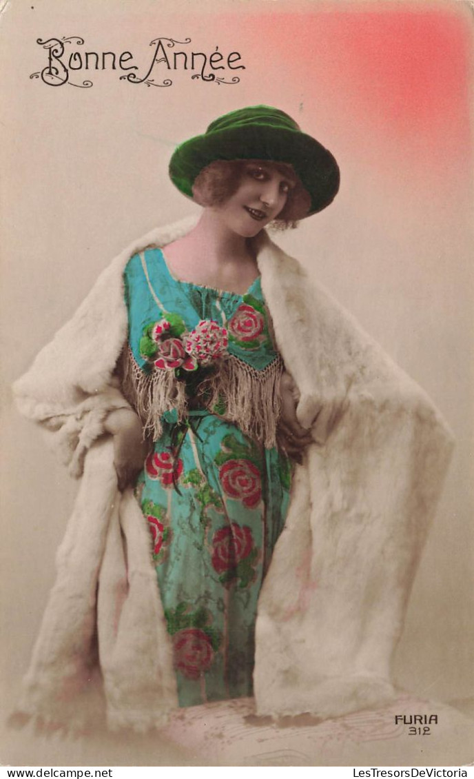 FÊTES - VŒUX - Bonne Année - Femme Portant Une Robe Fleurie - Colorisé - Carte Postale Ancienne - Año Nuevo