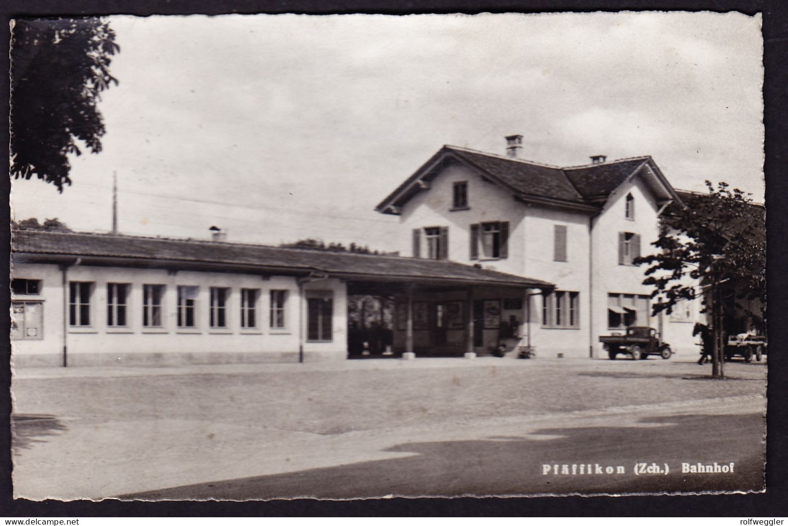 1946 Gelaufene Foto AK: Bahnhof Pfäffikon ZH. Mit Auto - Pfäffikon