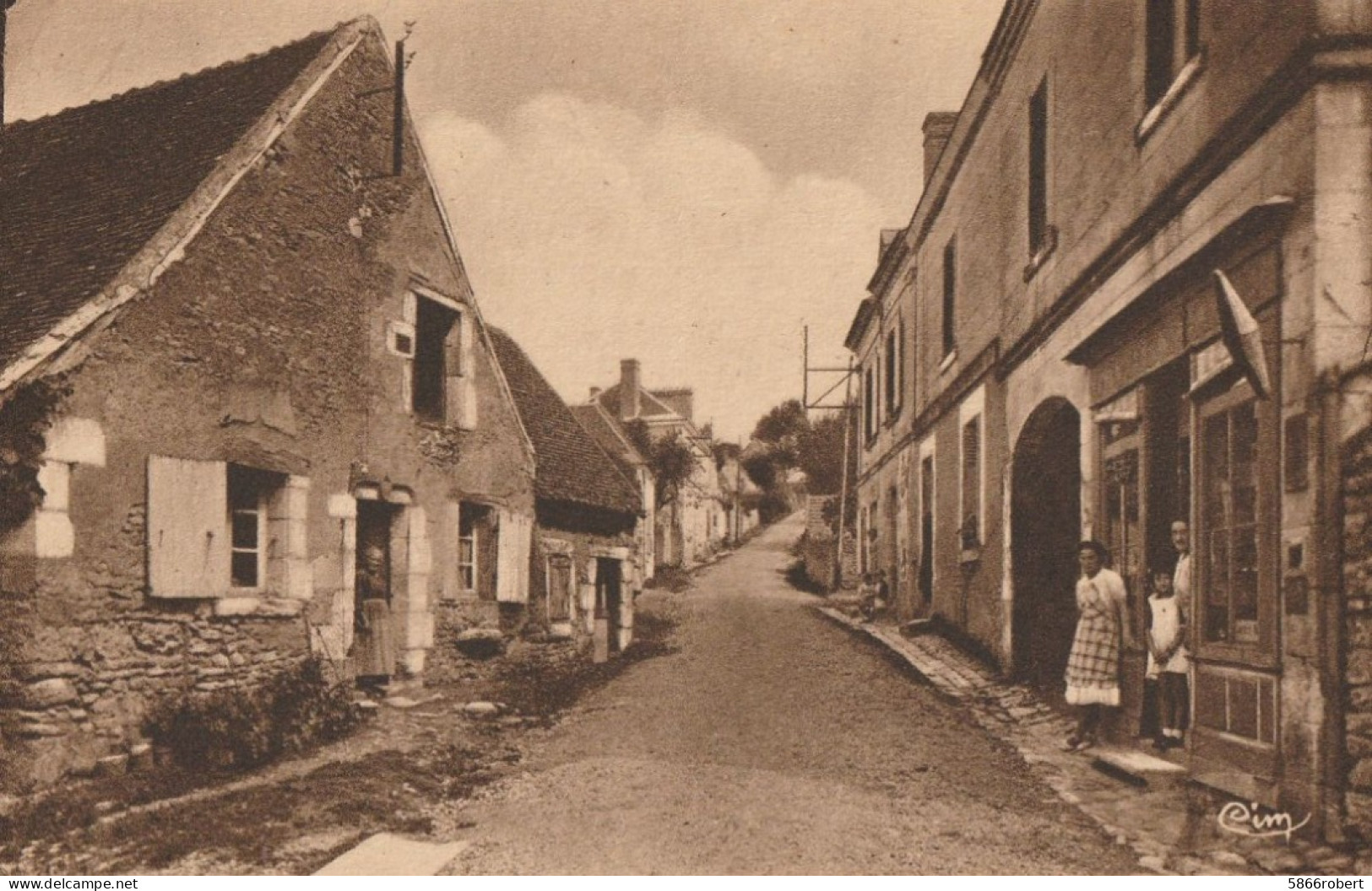 CARTE POSTALE ORIGINALE  ANCIENNE : GENILLE UNE VIEILLE MAISON RUE SAINT PIERRE TABAC ANIMEE INDRE ET LOIRE (37) - Genillé