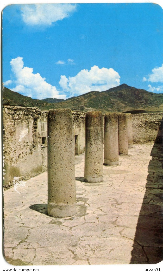 SALON De Las COLUMNAS En Las RUINAS De MITLA - - México