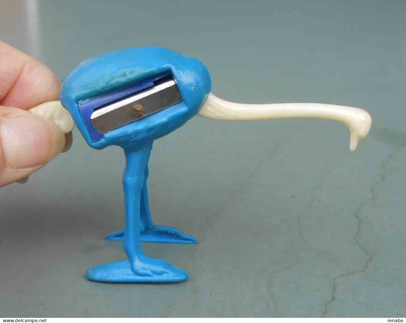 Struzzo Si Piega, Ostrich Bends. KUM Germany. Old. Temperamatite, Pencil-sharpener, Taille Crayon, Anspitzer. Never Used - Andere & Zonder Classificatie