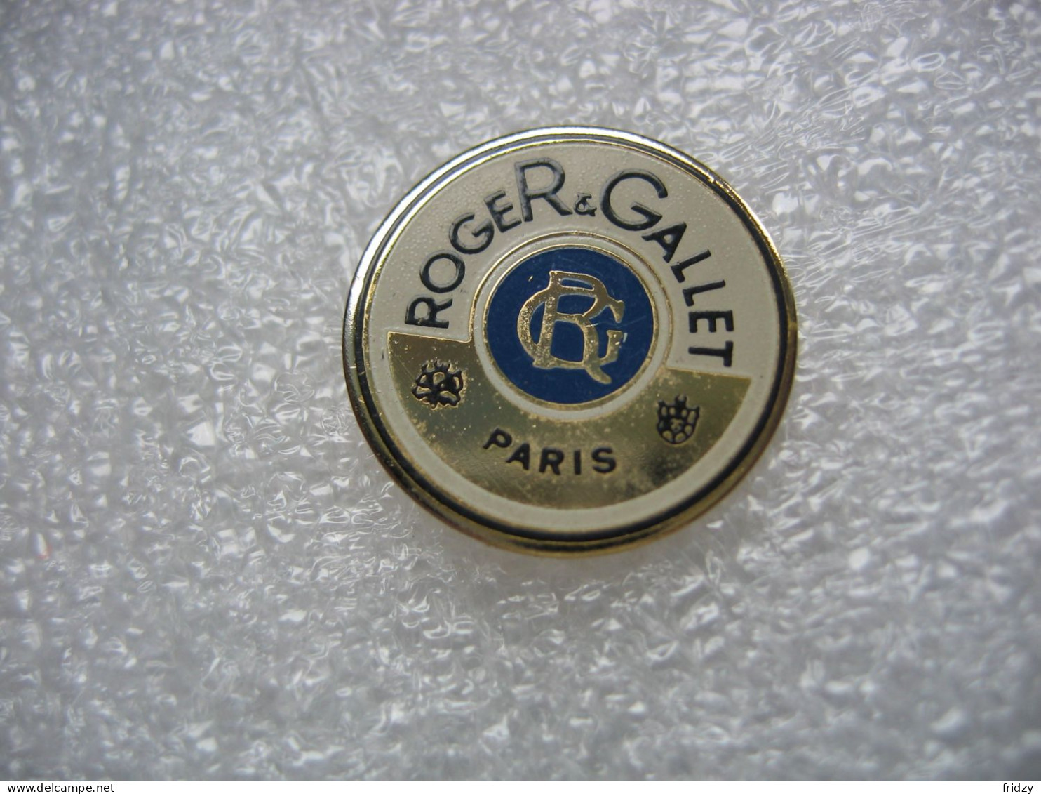 Pin's Logo Roger & Gallet Parfums, Douche, Savon, Eau De Toilette, Déodorants - Parfum