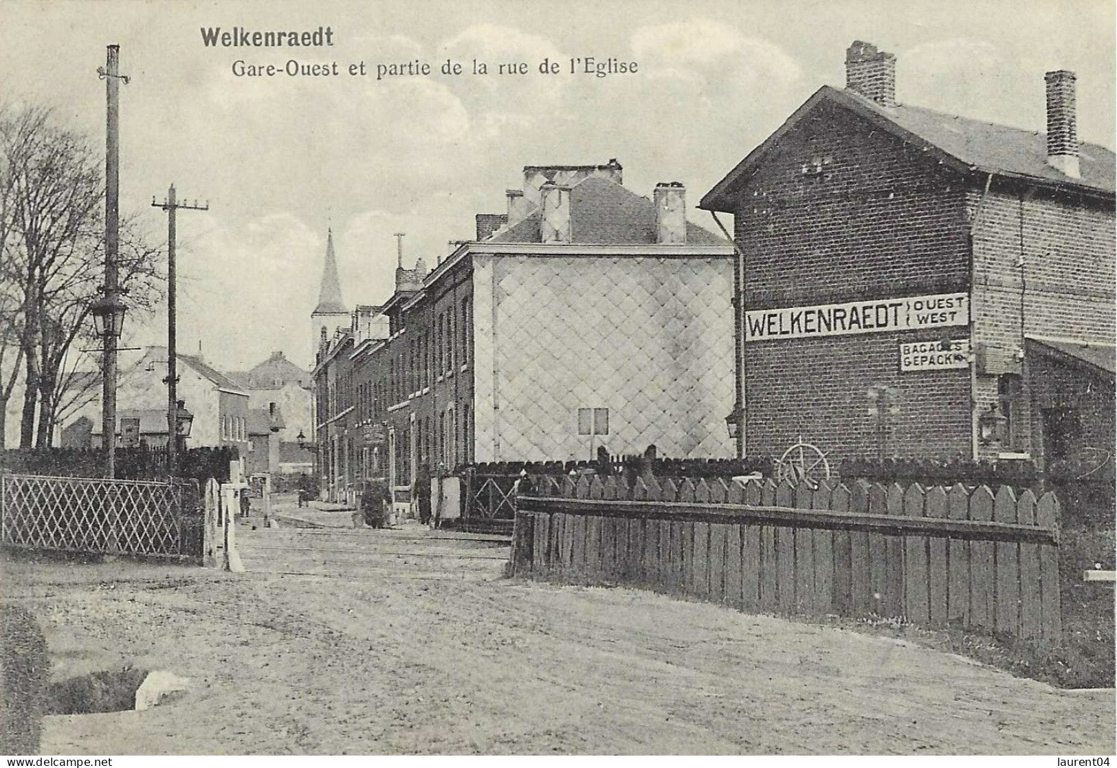 WELKENRAEDT. GARE OUEST ET PARTIE DE LA RUE DE L'EGLISE. PASSAGE A NIVEAU. - Welkenraedt