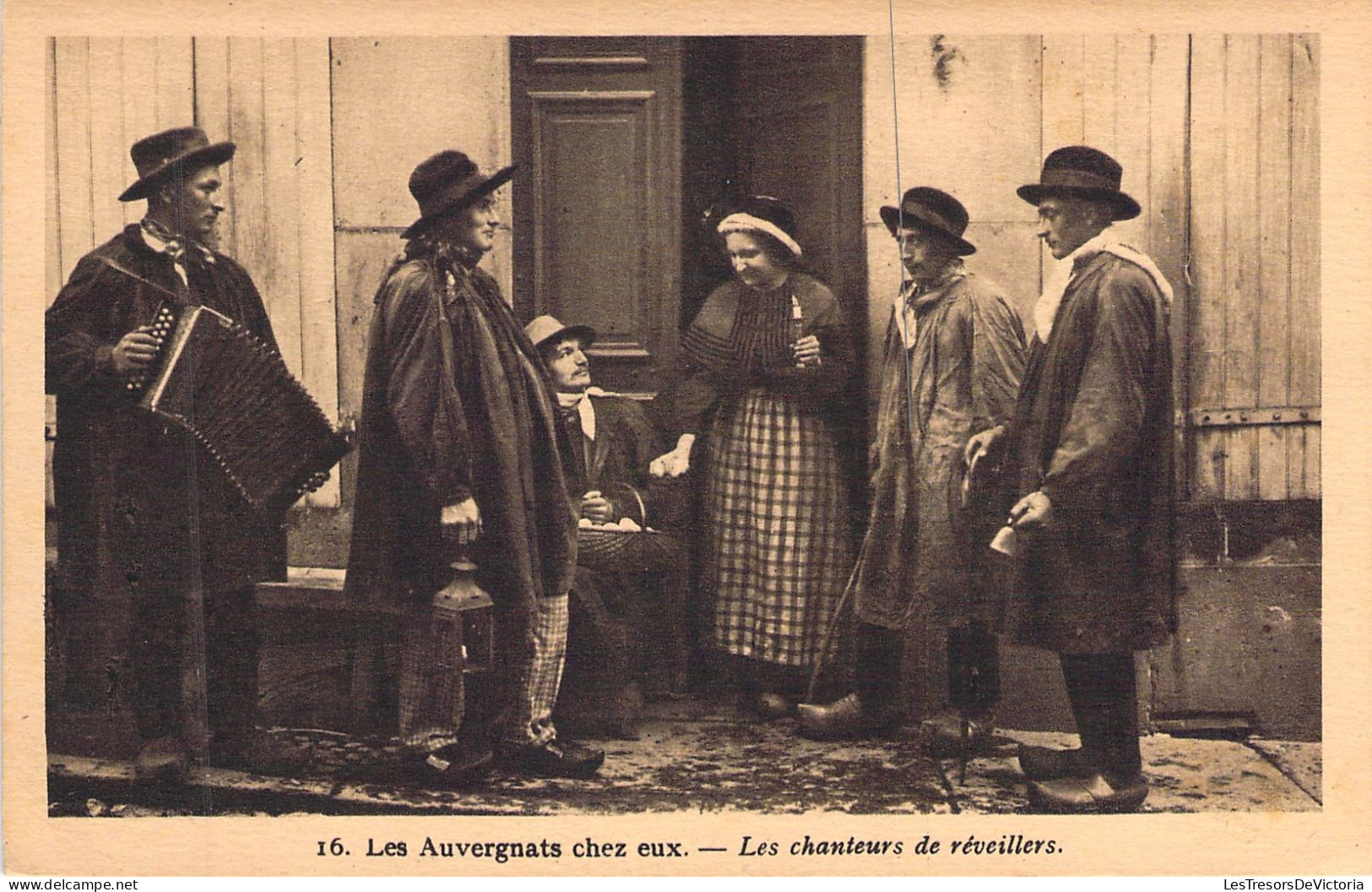 FOLKLORE - Les Auvergnats Chez Eux - Les Chanteurs De Reveillers - Accordéon - Carte Postale Ancienne - Bekende Personen