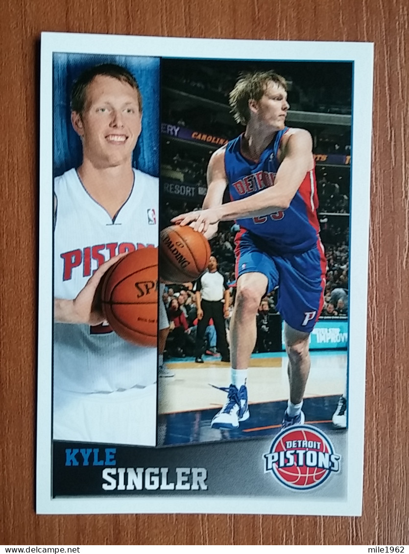 ST 10 - NBA SEASONS 2013-14, Sticker, Autocollant, PANINI, No. 82 Kyle Singler Detroit Pistons - Books