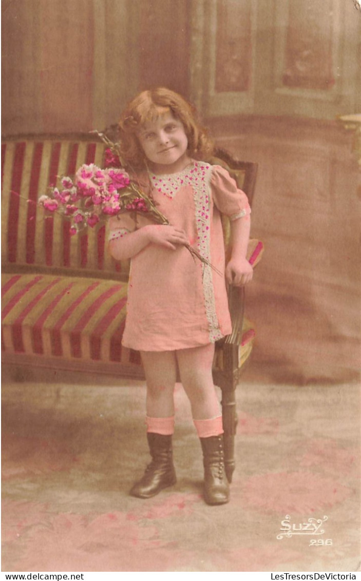 ENFANTS - Petite Fille En Robe Rose Avec Des Fleurs - Fantaisies - Colorisé - Carte Postale Ancienne - Autres & Non Classés