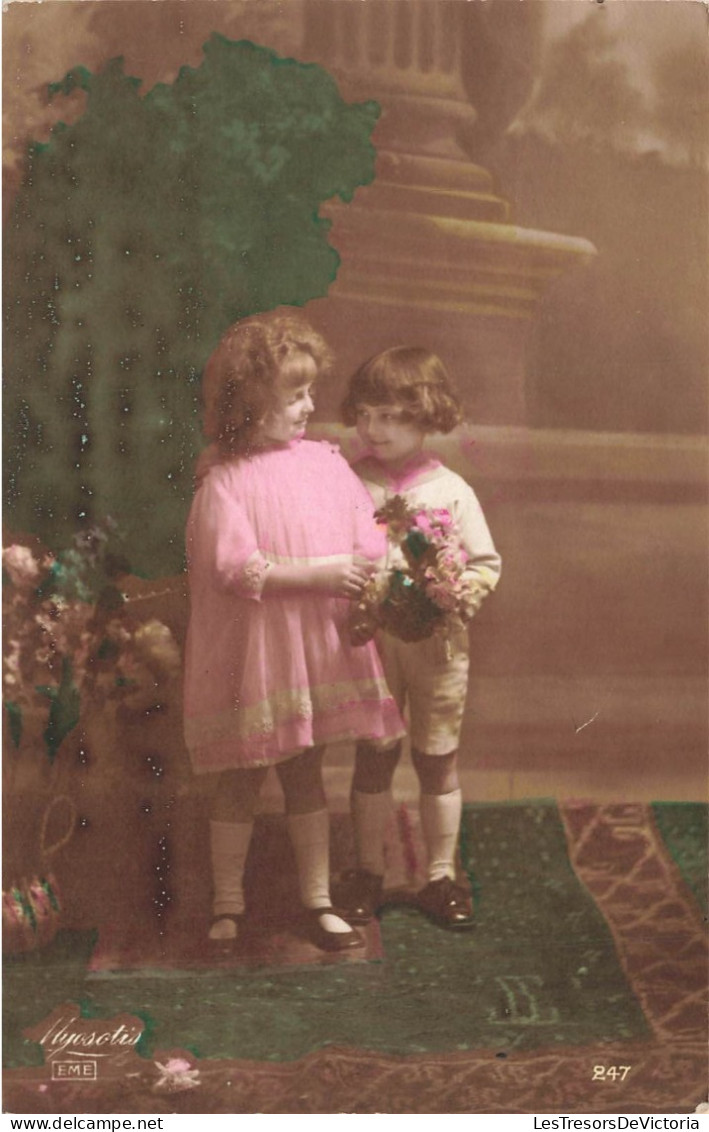 ENFANTS - Deux Petites Filles Se Regardant - Fantaisies - Colorisé - Carte Postale Ancienne - Autres & Non Classés