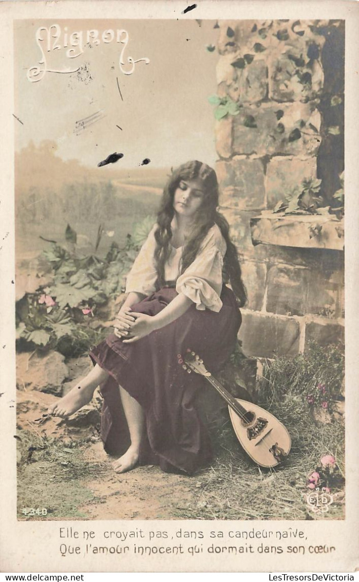 FANTAISIES - Femme - Mignon - Elle Ne Croyait Pas - Femme Assise Avec Une Mandoline - Carte Postale Ancienne - Femmes