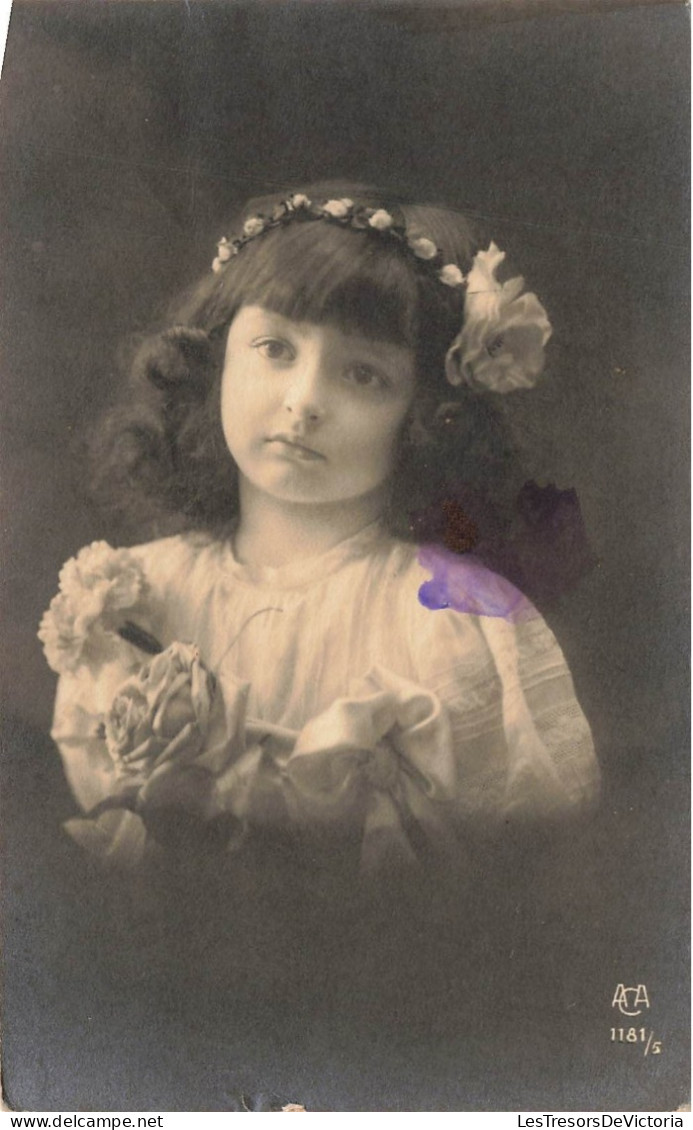 ENFANTS - Portrait D'une Petite Fille Avec Des Fleurs - Carte Postale Ancienne - Portraits